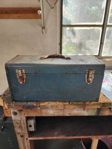 lot 647 image: Metal Toolbox with Bottle Jacks