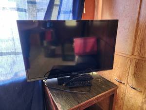 lot 654 image: Sansui 32 LED TV with Remote (powers on)