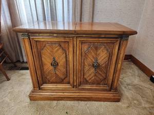 lot 22 image: Stanley Furniture Dining Room Buffet (on wheels) 38x19x30