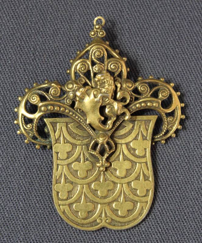 lot 4025 image: Interesting Gold Tone Necklace Pendant with Lion and Scroll Design