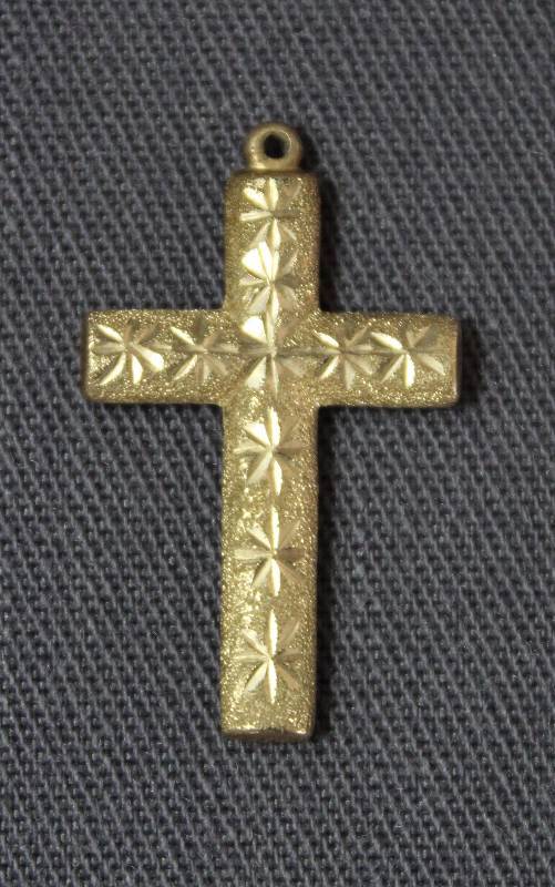 lot 4027 image: Beautiful Cross Necklace Pendant with Etched Design