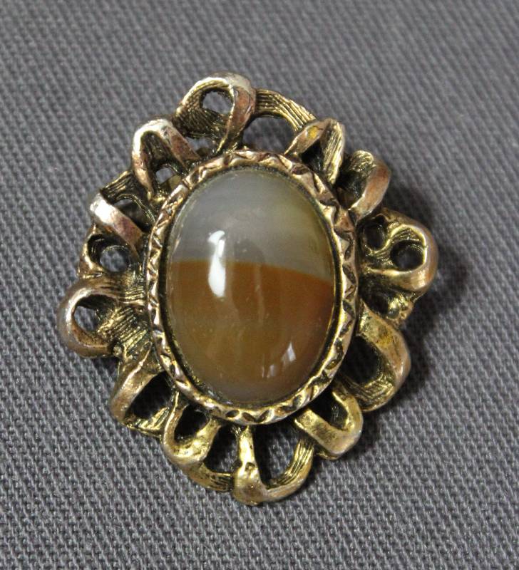 lot 4042 image: Beautiful Ornate Pin with Brown Stone center