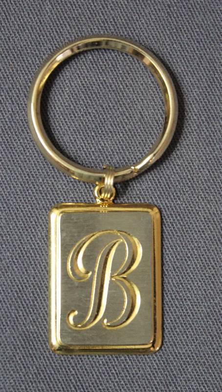 lot 4044 image: Nice Gold Tone B Key Ring Holder