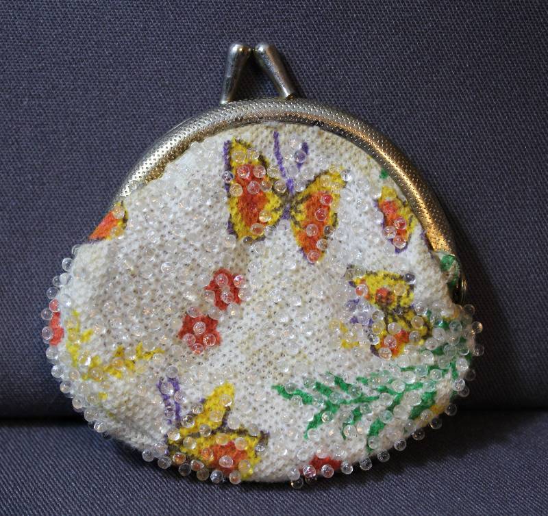 lot 4061 image: Cute small Beaded Coin Purse w Butterfly Design Has Purple lining