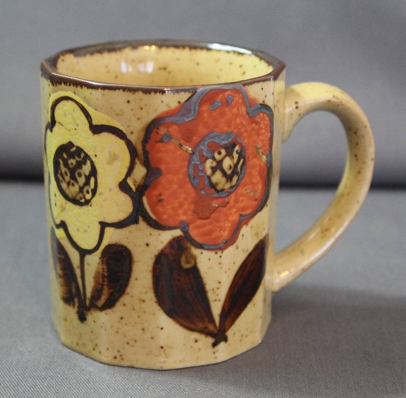 lot 4074 image: Japanese Ceramic Mug w hand painted Flower Detail