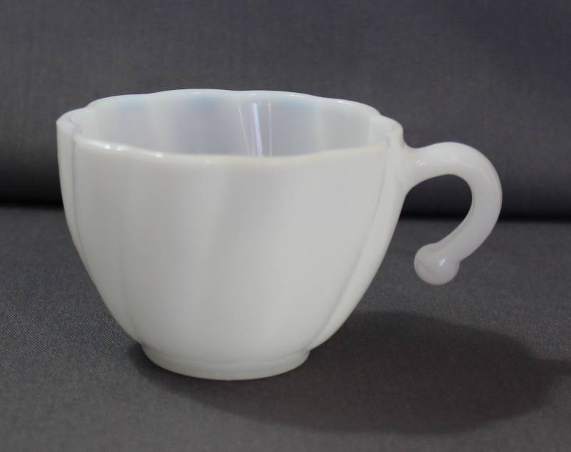 lot 4075 image: Cute Milk Glass Tea Cup