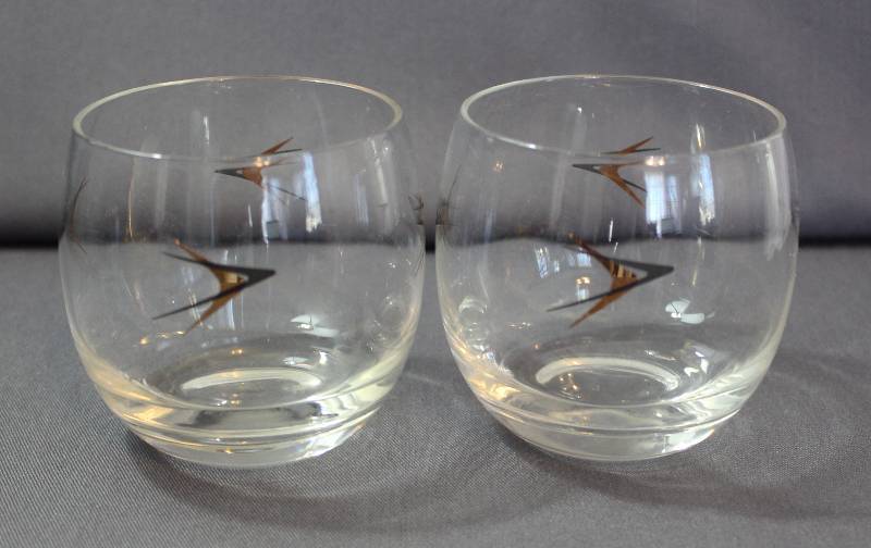 lot 4076 image: Set of 2 Tumbler Whiskey Glasses with Black & Gold Design