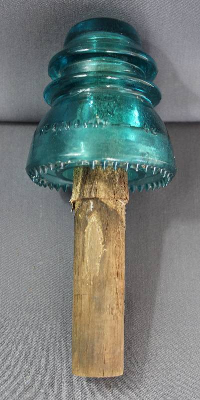 lot 4091 image: Vintage Hemingray #42 Blue Glass Insulator Made in USA on Pole