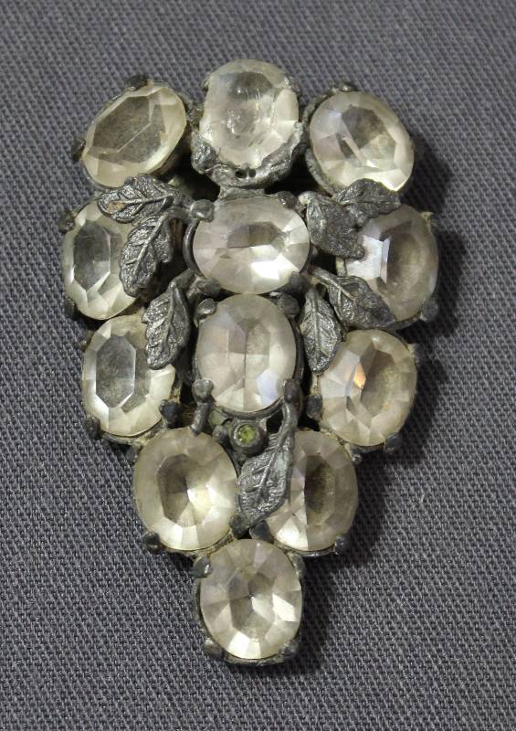 lot 4125 image: Beautiful Antique Rhinestone Dress Fur Clip Brooch Art Nouveau Grape Cluster