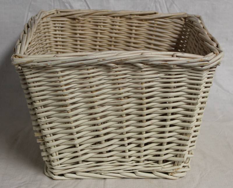 lot 5027 image: Nice White Wicker Basket, measures 8-inches Tall with 11-inch Top Opening