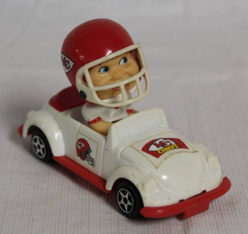 lot 4152 image: ERTL 1997 Kansas City Chiefs Bobble Head Player in Car #2167G