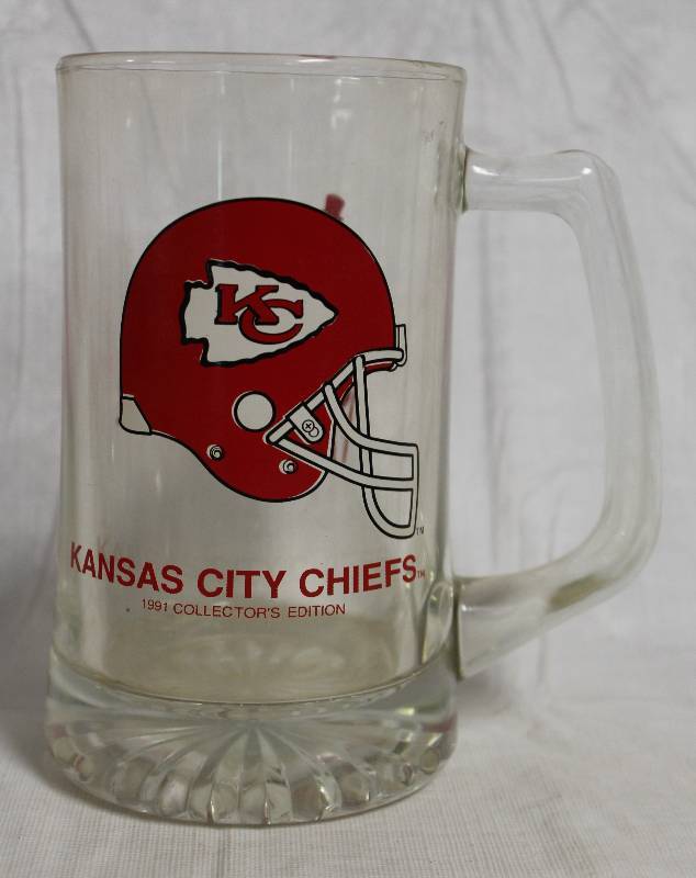 lot 4170 image: Large 1991 Kansas City Chiefs Glass Stein Collectors Edition w Slim Jim