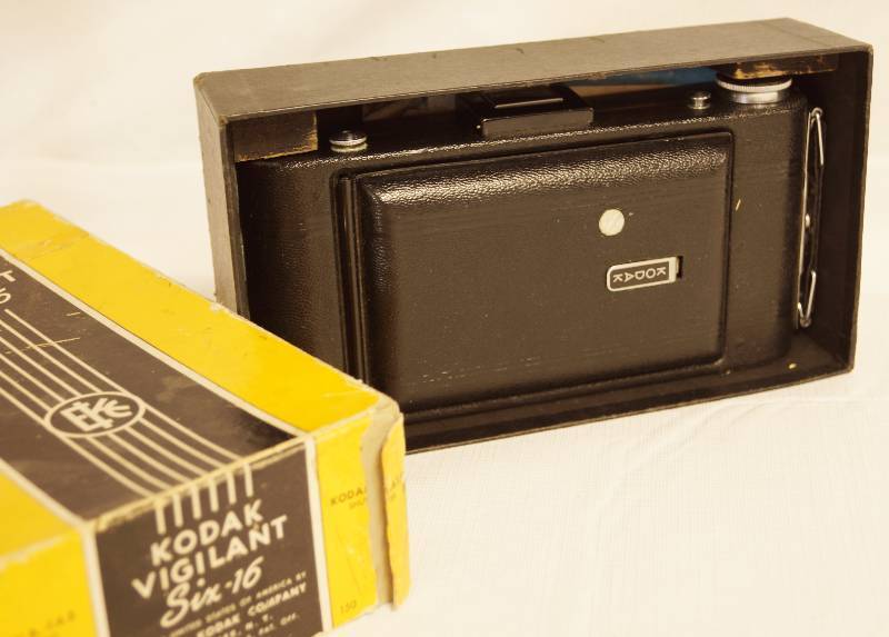 lot 2496 image: VINTAGE - KODAK Vigilant Six-16 Camera K.A. f.4.5 Lens - w original box - Beautiful Folding Camera