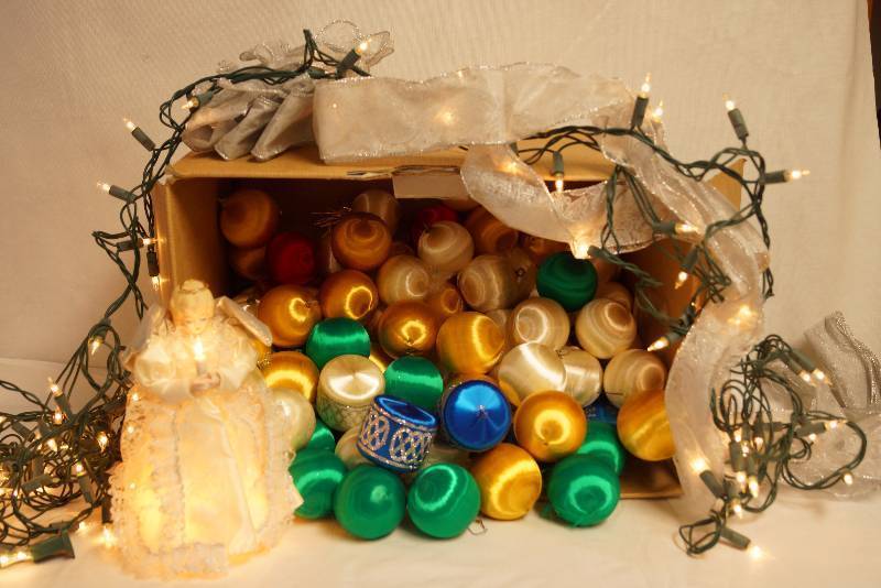 lot 2281 image: Lot of Vintage Christmas Decor Silk Wrapped Christmas Balls - Great Condition See photos