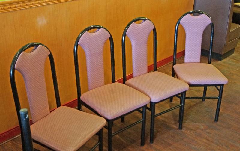 lot 5233 image: Lot of 4 - Heavy Duty Restaurant Dining Chairs - Mauve Color