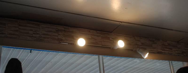lot 5303 image: Piece of Track Lighting w Lights as shown - see photos