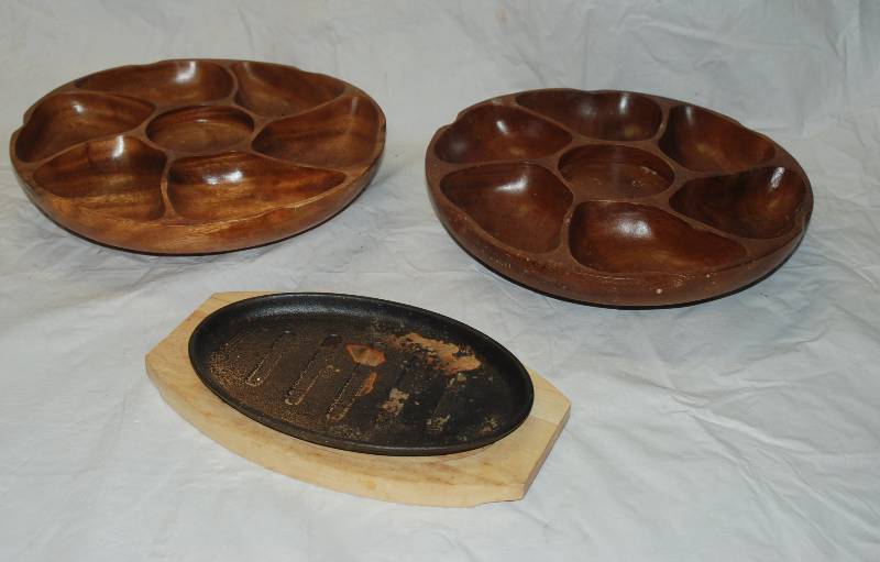 lot 5312 image: Lot of 2 Wood Chinese Serving Platters and a Fajita Server