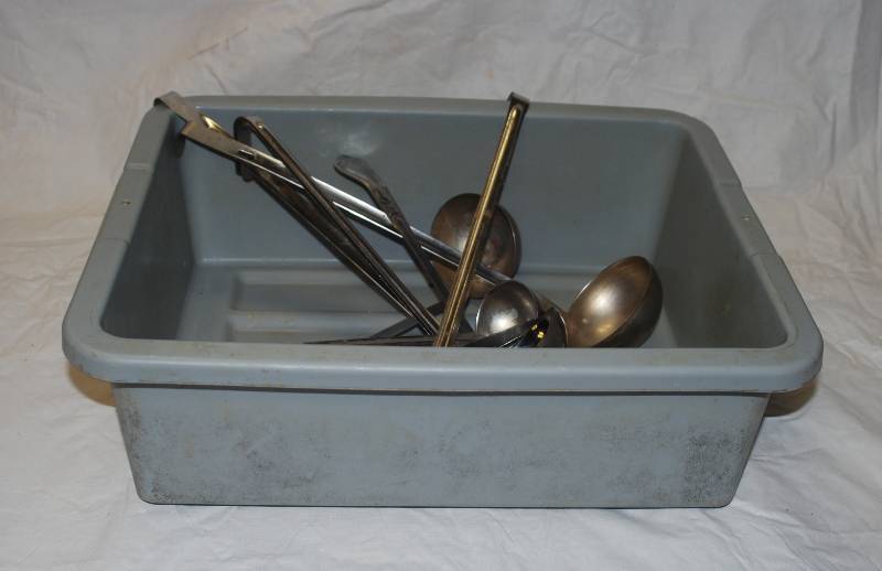 lot 5316 image: Lot of Serving  Cooking Ladles in a gray bus tub