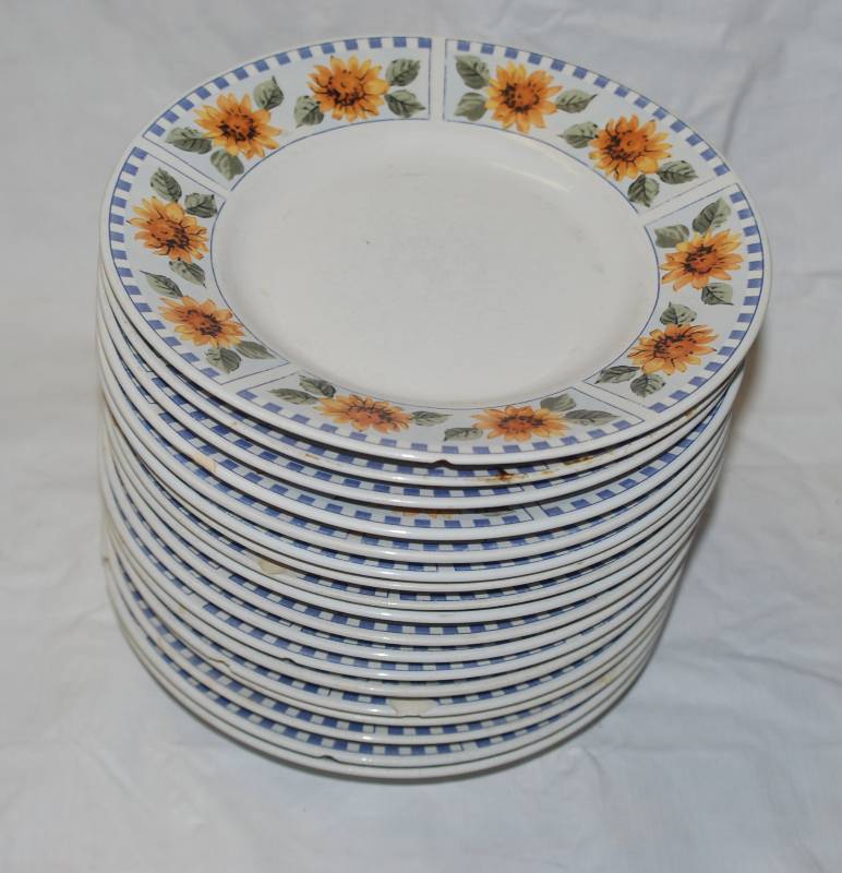 lot 5407 image: 18 Mainstays Sunflower Plates - Dishwasher, Microwave & Oven Safe