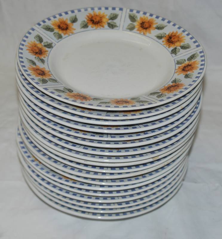 lot 5408 image: 18 Mainstays Sunflower Plates - Dishwasher, Microwave & Oven Safe