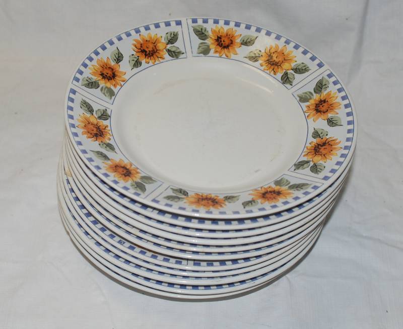 lot 5409 image: 11 Mainstays Sunflower Plates - Dishwasher, Microwave & Oven Safe
