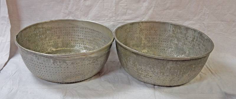 lot 5333 image: Lot of 2 - Metal Colanders  Strainers - 15 across and 5 deep