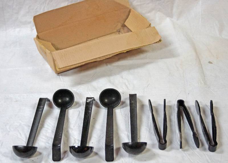 lot 5336 image: Box of Plastic Ladles and Tongs