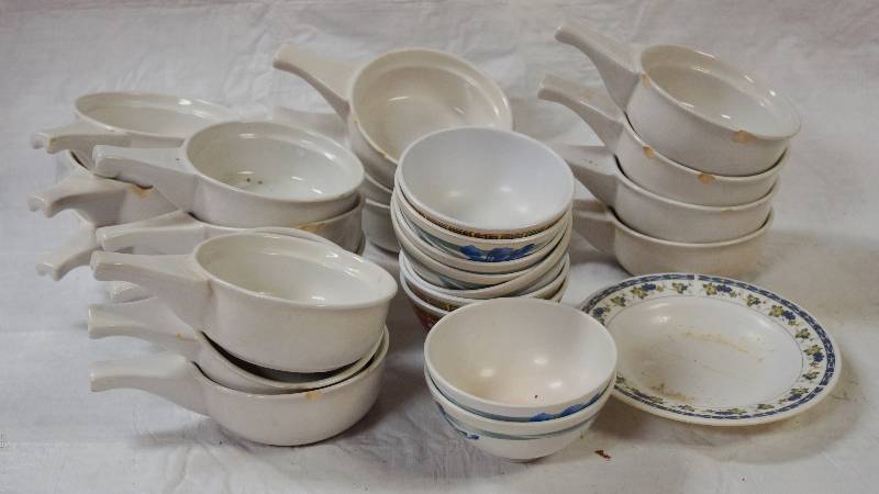 lot 5381 image: Lot of Restaurant Soup and Sauce Bowls with Plate