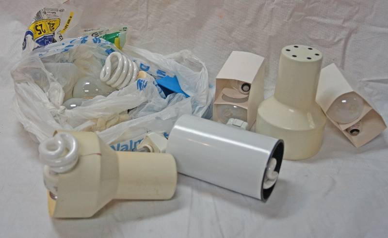 lot 5424 image: Track Lighting Cans and Light Bulbs