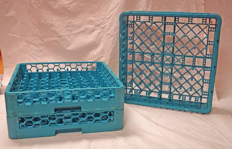 lot 5439 image: 3 Blue Dish Trays  Crates