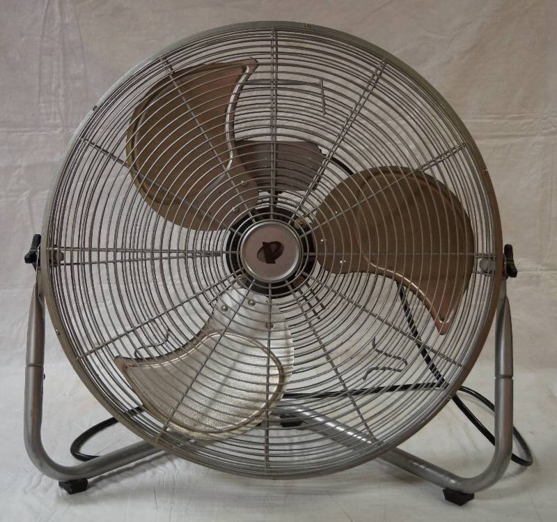 lot 5440 image: 20 Chrome Floor Fan - Works