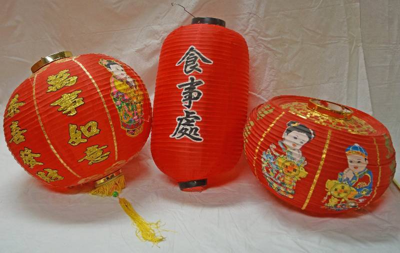 lot 5448 image: Lot of 3 Chinese Decorative Lanterns - Material not paper - Neato