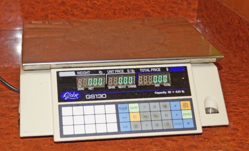 lot 5131 image: Digital Food Scale - Globe M# GS130 - WORKS Nice Capacity 30 lbs.
