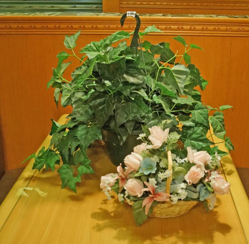 lot 5144 image: Lot of faux plant and flowers - pretty