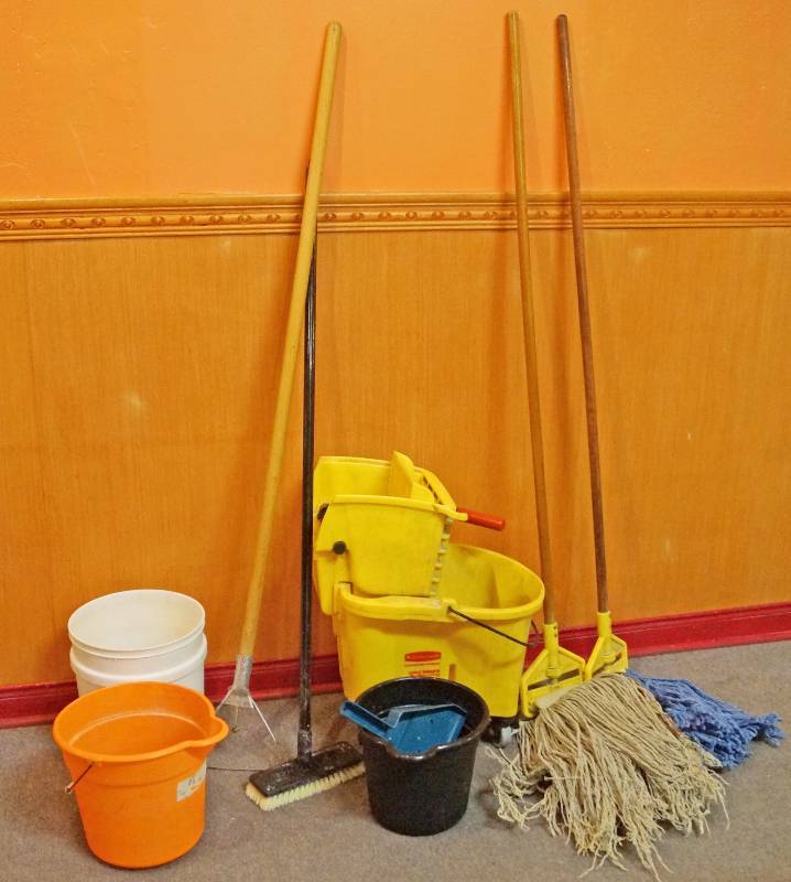 lot 5062 image: Lot of Mops and Mop Bucket