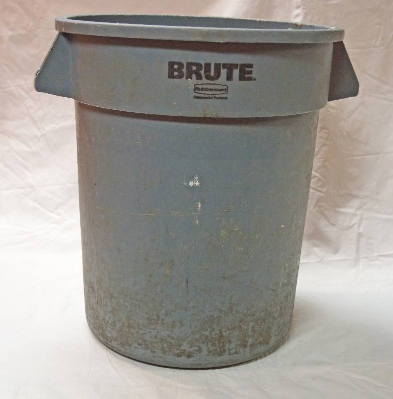 lot 5066 image: BRUTE Rubbermaid Trash Can