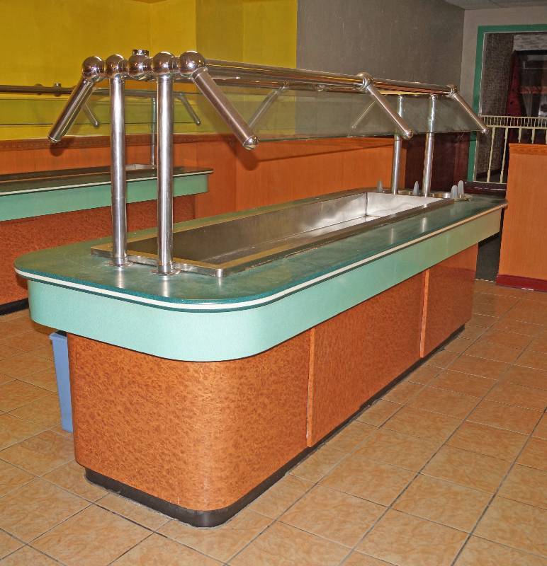 lot 5085 image: Large Serving Buffet w Glass Sneeze Guard & Storage Below - Matches other Buffet Items on this Auction