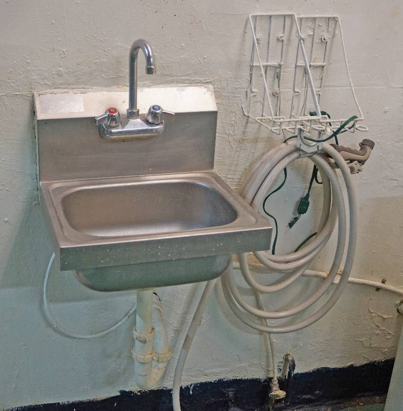 lot 5039 image: Stainless Steel Handwashing Sink w faucet and hosedrain