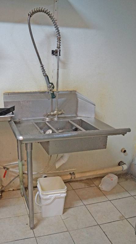lot 5040 image: Commercial Restaurant Dish-washing Sink and Faucet Sprayer