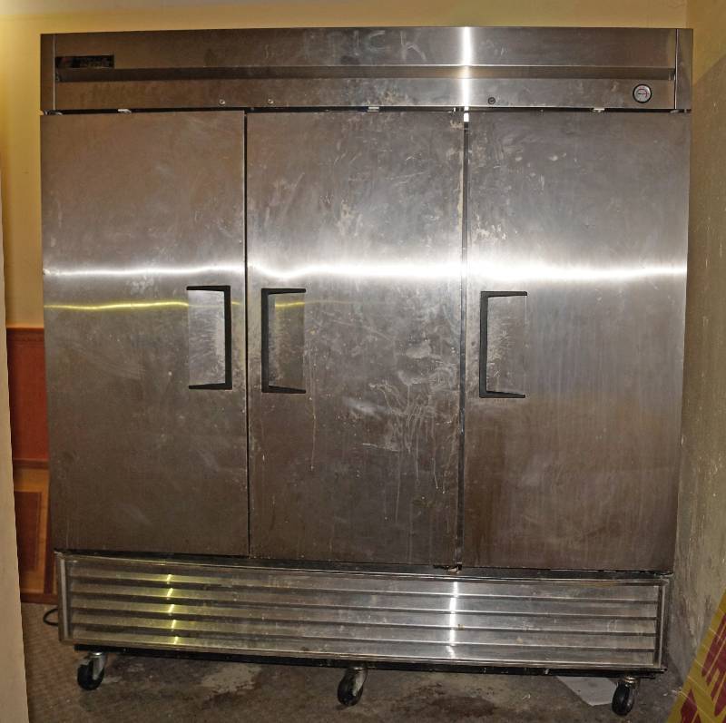 lot 5052 image: Commercial TRUE Freezer Unit - M# T-72F See video