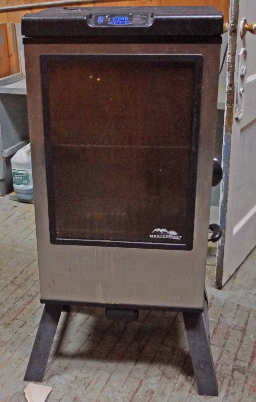 lot 5186 image: Masterbuilt 40 Electric Smoker - WORKS M# 20070215 Bluetooth