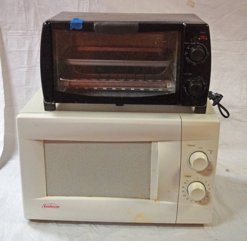 lot 5136 image: Microwave & Toaster Oven