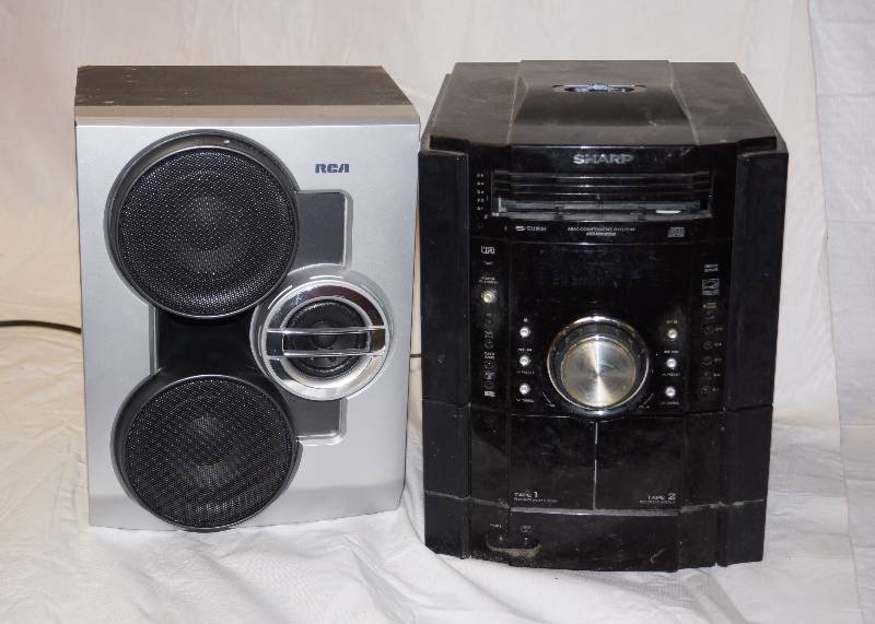 lot 5137 image: Sharp Home Stereo w 2 mismatched RCA Speakers