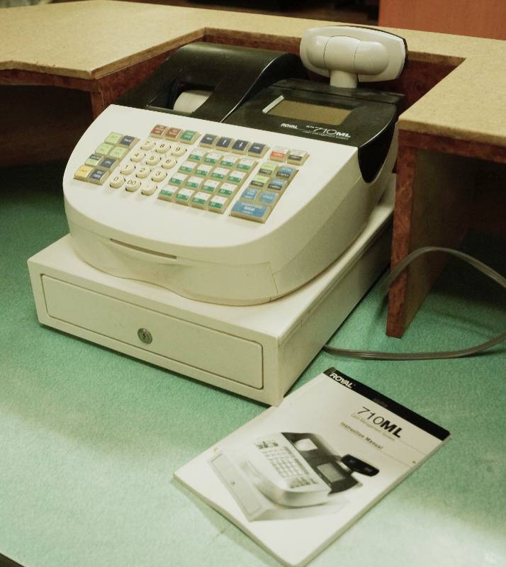 lot 5190 image: Royal Cash Register w Cash Drawer and small drawer w manual, no keys - Powers on - see photos