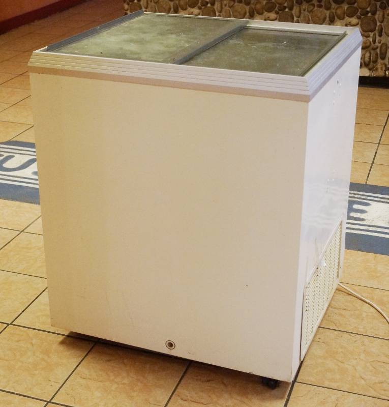 lot 5155 image: Caravell Chest Freezer w sliding doors on top - M# 225-935 - for ice cream