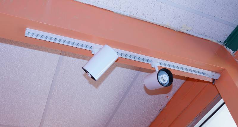 lot 5195 image: Short Piece of Track Lighting w Lights as shown - see photos