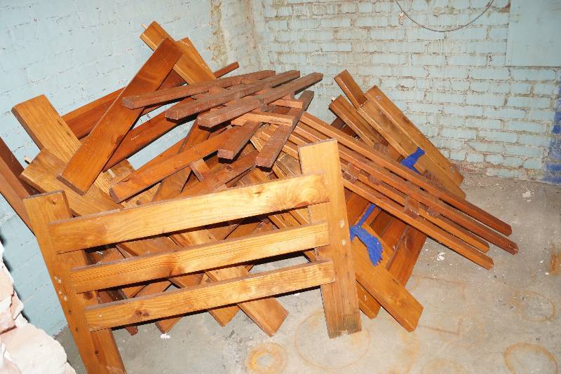 lot 95202 image: Big Lot of Beds and Mattresses - Parts and Pieces