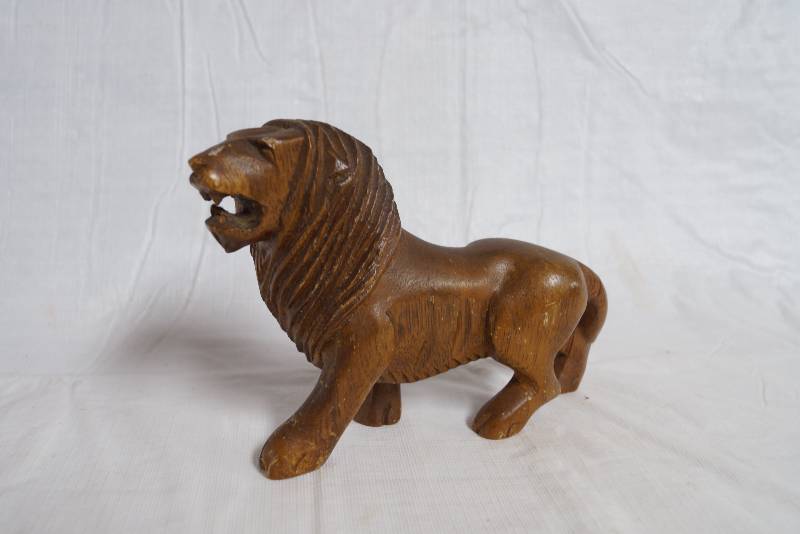 lot 1021 image: Wooden Lion Figurine - King of the Jungle
