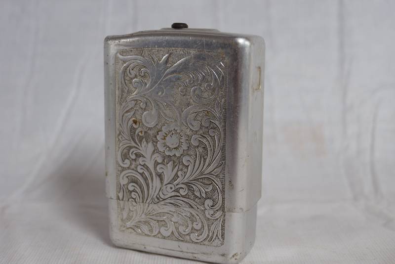 lot 1023 image: Neat 2-piece cigarette case - Swirly Fleur Design - Silver