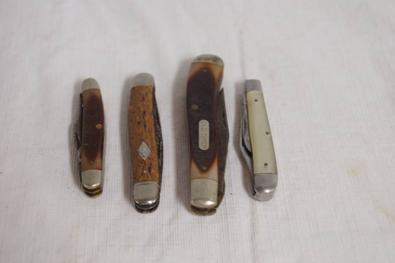 lot 1060 image: Lot of 4 Pocket knives